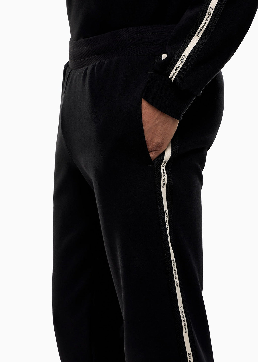 7M001482_AF12660_ea7_emporio_armani_05872_nero_1.jpg?v=1775927689