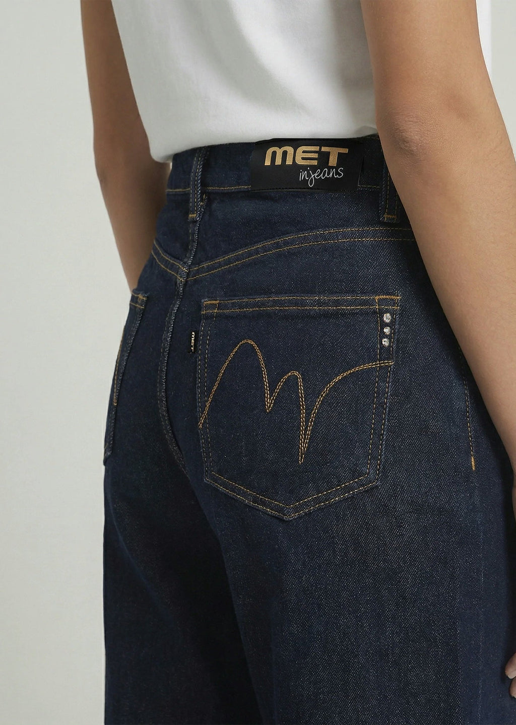 M13RAJAT26L995_met_06334_denim_2.avif?v=1790070922
